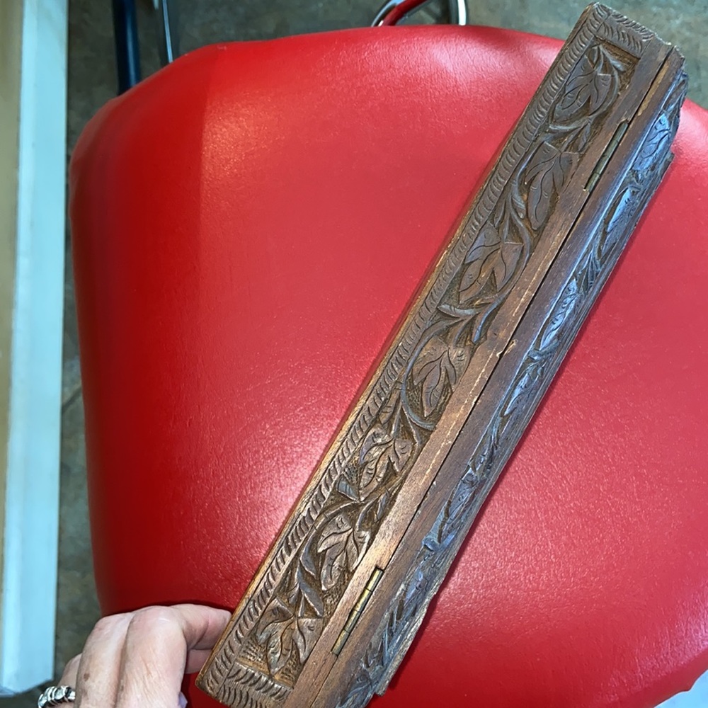 Hand carved wooden treasure jewelry box - Picture 2 of 14